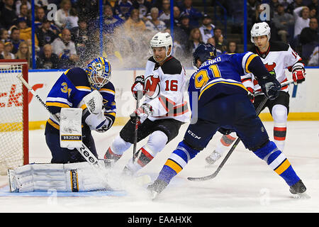 San 6 Nov, 2014. Louis, MO: St. Louis Blues goalie Jake Allen (34) rende un salvataggio come compagno di squadra Vladimir Tarasenko (91) e New Jersey Devils centro Jacob Josefson (16) cercare il rimbalzo durante il secondo periodo di gioco tra il St. Louis Blues e New Jersey Devils a Scottrade Center di San Louis, Missouri. Il Blues ha sconfitto i diavoli 4-3. © csm/Alamy Live News Foto Stock