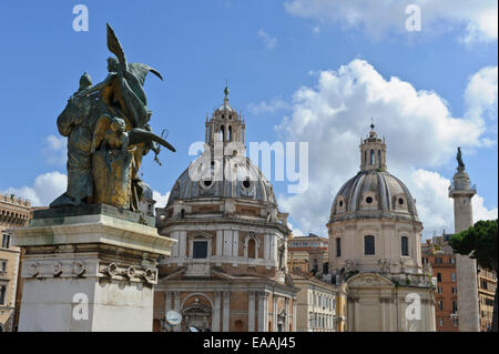 Una scultura al di fuori del Vittorio Emanuele II monumento con Santa Maria di Loreto e di Santa Maria Al Foro le cupole delle chiese di Roma. Foto Stock