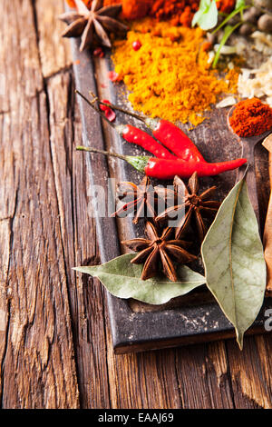 Vari tipi di spezie su tavole di legno Foto Stock