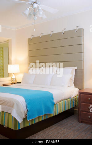 Condominio spiaggia: contemporanee camere da letto di un condominio sul fronte oceano. Foto Stock