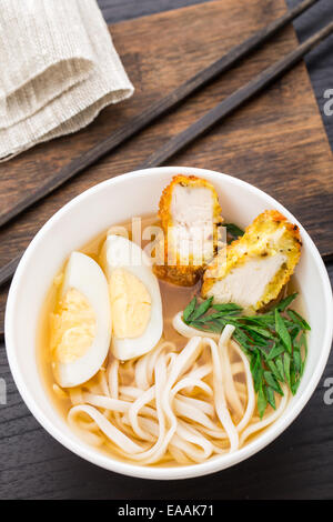 Zuppa di noodle al pollo con Foto Stock