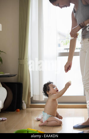 Una madre con il suo bambino a casa. La custodia dei bambini. Foto Stock