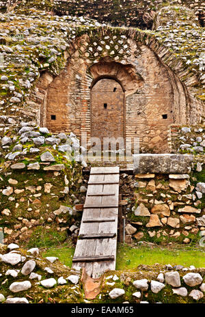 I ruderi di antiche (Roman) stadio (o un anfiteatro) nel cuore della parte moderna della città di Patrasso, Achaia, Peloponneso e Grecia. Foto Stock