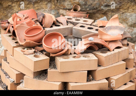 Ricostruito forno per la cottura di terracotta ciotole di terracotta e vasi  Foto stock - Alamy