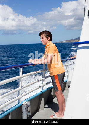 bambino sul traghetto Foto Stock