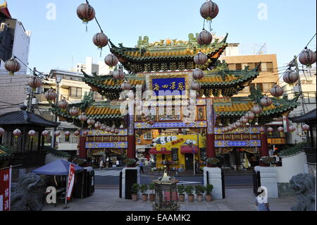 Bella Mazu Miao il tempio Cinese gate nella Chinatown di Yokohama, Giappone Foto Stock