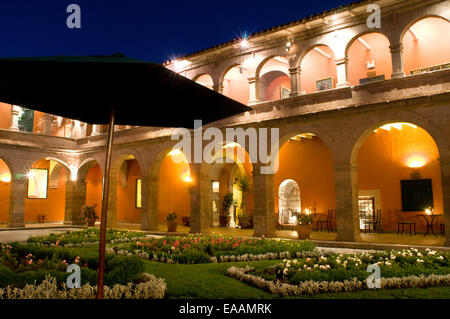 Monasterio Hotel si stabilì in un monastero del XVI secolo. Il Perù, Provincia di Cuzco, Cuzco, patrimonio mondiale dell UNESCO, Plaza de Las Nazarenas Foto Stock