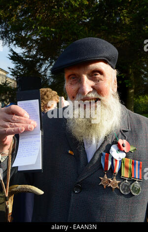 La Seconda Guerra Mondiale il veterano George Evans di età compresa tra i 91 indossando papavero rosso e bianco di papavero di pace a Wellington il ricordo del servizio una sfilata Foto Stock