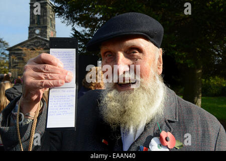 La Seconda Guerra Mondiale il veterano George Evans di età compresa tra i 91 indossando papavero rosso e bianco di papavero di pace a Wellington il ricordo del servizio una parata. H Foto Stock