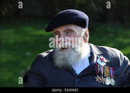 La Seconda Guerra Mondiale il veterano George Evans di età compresa tra i 91 indossando papavero rosso e bianco di papavero di pace a Wellington ricordo servizio. Foto Stock