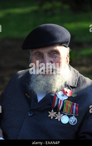 La Seconda Guerra Mondiale il veterano George Evans di età compresa tra i 91 indossando papavero rosso e bianco di papavero di pace a Wellington il ricordo del servizio una sfilata Foto Stock