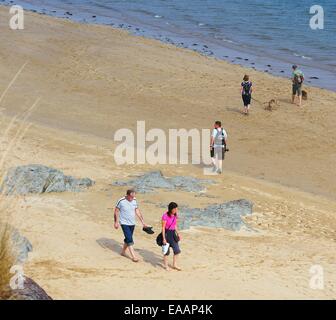 La gente sulla spiaggia nella Camel Estuary,Padstow,Cornwall,l'Inghilterra,uk Foto Stock