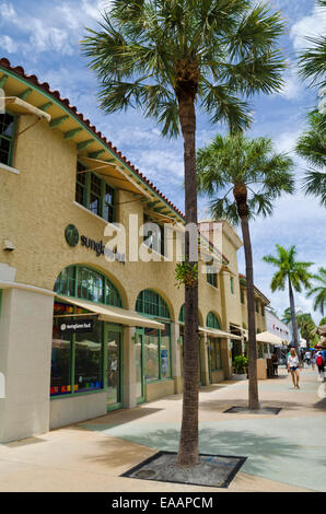 Sunglass Hut e altri negozi di Lincoln Road a South Beach e a Miami in Florida. Foto Stock