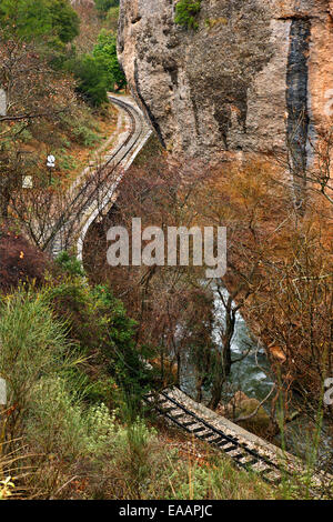 Parte del percorso del Diakofto-Kalavrita ferrovia a cremagliera ("Odontotos') attraverso Vouraikos canyon, Achaia, Peloponneso, Grecia Foto Stock