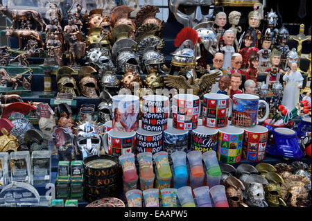 Una grande selezione di colorati memorabilia romano in vendita in Italia a Roma. Foto Stock