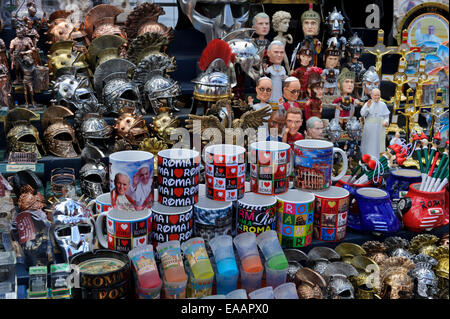 Una grande selezione di colorati memorabilia romano in vendita in Italia a Roma. Foto Stock