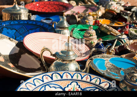 Chiudere orizzontale di regali tradizionali e artigianato in vendita sul ciglio della strada in Marocco. Foto Stock