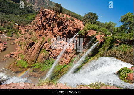 Orizzontale vista aerea di cascate d'Ouzoud in una giornata di sole. Foto Stock