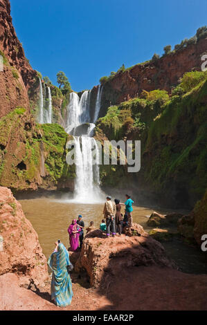 Vista verticale di una tradizionale famiglia marocchino fotografie di cascate d'Ouzoud in una giornata di sole. Foto Stock