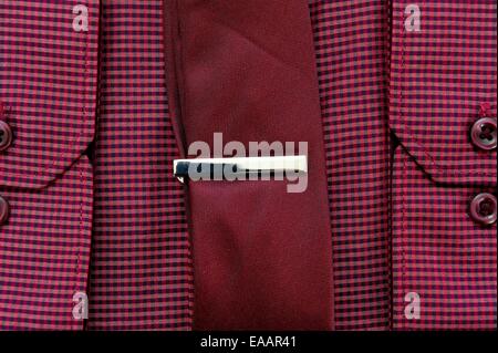Un rosso business camicia e cravatta con una clip Foto Stock