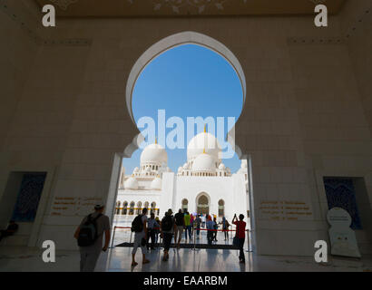 Sheikh Zayed Grande Moschea di Abu Dhabi, negli Emirati Arabi Uniti. Foto Stock