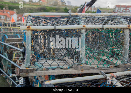 Aragosta e attività di pesca del granchio pentole sul Quayside a Whitby, North Yorkshire, Inghilterra Foto Stock