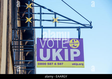 Cartello in Rochester High Street al di fuori dell'UKIP quartier generale della campagna per il Rochester e Strood da-elezione. Foto Stock