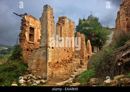 Abbandonata, rovinata casa nel "villaggio fantasma' della " vecchia " Persaina, Comune di Antica Olympia, Ileia, Peloponneso e Grecia. Foto Stock