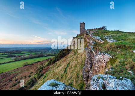 Sunset fromt Brentor e la cappella tney arroccata su di una rupe Foto Stock