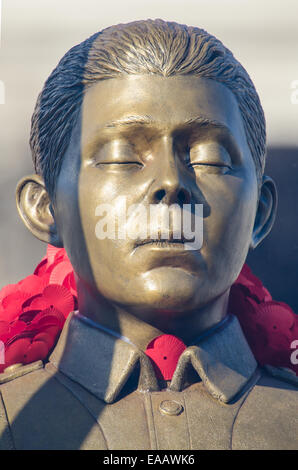 Venerdì 7 Novembre la British Legion svelata la ogni uomo si ricordò di scultura, in Trafalgar Square, Londra, Regno Unito. Ricordo installazione artistica Foto Stock