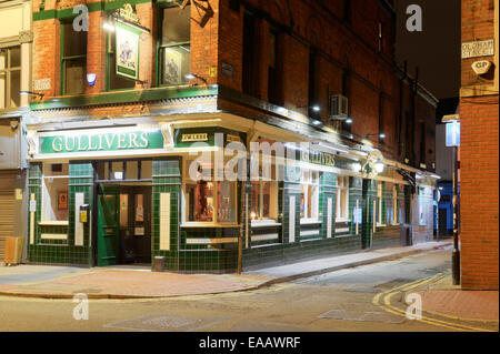 Gullivers pub situato tra Oldham Street e Tib Street nel quartiere settentrionale di Manchester a notte. Foto Stock