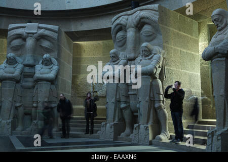 Le protezioni dei morti dello scultore Franz Abraham e Rupert Sheldrake nella cripta del monumento alla battaglia delle nazioni a Leipzig, Germania. Foto Stock