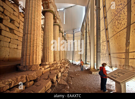 Il tempio di Apollo Epicuro coperto da una tenda protettiva a Vasses, Peloponneso, Grecia Foto Stock