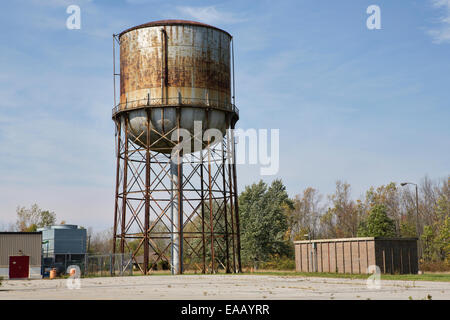 Arrugginimento water tower a un governo abbandonata struttura medica nella parte occidentale dello Stato di New York. Foto Stock