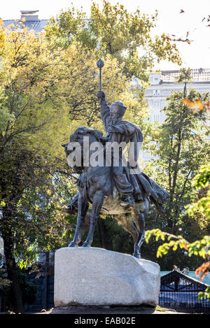 Un monumento di Petro Konashevych-Sahaidachny, Hetman di ucraini cosacchi Zaporozhian sulla piazza Kontraktova a Kiev, Ucraina Foto Stock