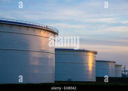 I serbatoi di stoccaggio di petrolio nel porto di Rotterdam in Olanda Foto Stock