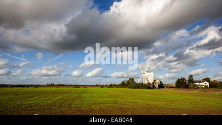 Fotografia di paesaggi di Aythorpe Roding windmill in autunno, Essex, Inghilterra. Foto Stock