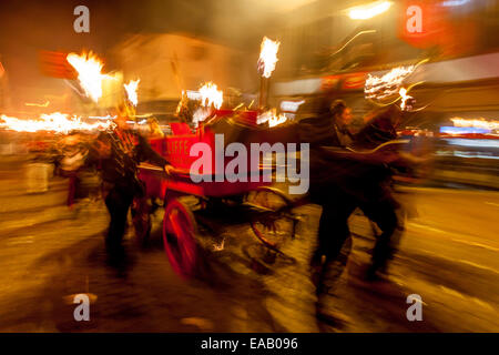 Strada colorata processione, Guy Fawkes notte, Lewes, Sussex, Inghilterra Foto Stock