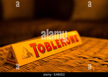 Una barra di cioccolato Toblerone su un tavolo da caffè Foto Stock