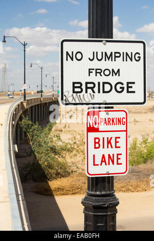 Un no jumping segno accanto all'asciugò il letto del fiume del fiume Kern a Bakersfield, California, Stati Uniti d'America. A seguito di un inedito e quattro anni di siccità, Bakersfield è ora il più arido città negli Stati Uniti. Foto Stock