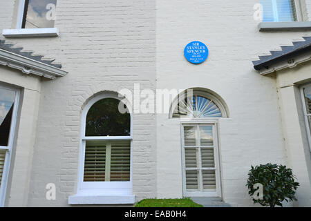 Targa blu su Sir Stanley Spencer's ex casa, High Street, Cookham, Berkshire, Inghilterra, Regno Unito Foto Stock