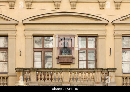 Busto in bronzo del compositore ceco Antonin Dvorak sulla casa in Zitna Street a Praga, Repubblica Ceca. Antonin Dvorak visse in questa casa dal 1877 fino alla sua morte nel 1904. Foto Stock