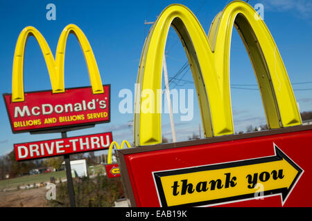 Più McDonald's "Golden Arches' un ristorante fast food segni. Foto Stock