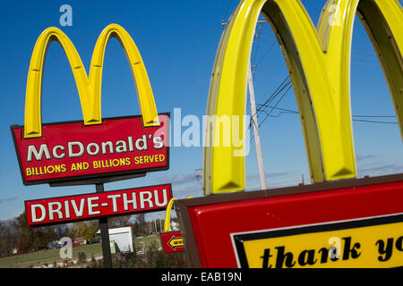 Più McDonald's "Golden Arches' un ristorante fast food segni. Foto Stock