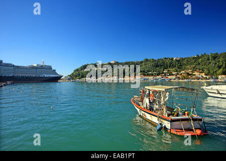 Nave da Crociera al Porto di Katakolò, vicino alla antica Olympia, Ileia, Peloponneso e Grecia. Foto Stock