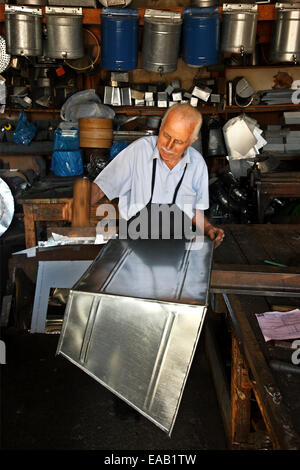 Il sig. Dionysis Petropoulos, 82 anni, lavorando per 56 anni nello stesso negozio di Pyrgos, Ileia, Peloponneso e Grecia. Foto Stock