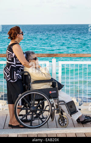 Miami Beach Florida, South Pointe Park Pier, Oceano Atlantico, acqua, adulto, donna donne donne, figlia, cittadini anziani ispanici anziani, madre, disa Foto Stock