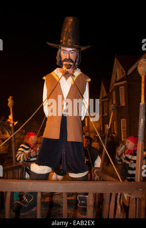 L'effige di Guy Fawkes viene portata in processione attraverso le strade di Lewes durante l annuale di Guy Fawkes celebrazioni di notte, Lewes, Sussex, Foto Stock