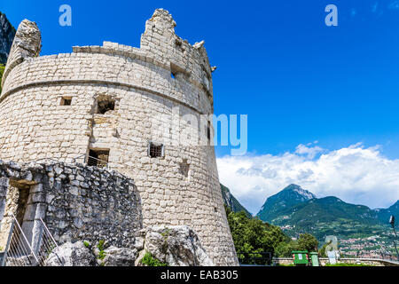 Una vista del Bastione di Fort sopra Riva del Garda sul Lago di Garda, Italia Foto Stock