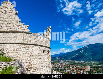 Una vista del Bastione di Fort sopra Riva del Garda sul Lago di Garda, Italia Foto Stock